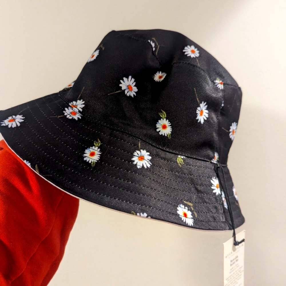 Alice and Olivia Daisy Bucket Hat NWT